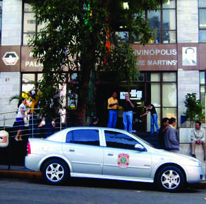 policia federal na porta da prefeitura